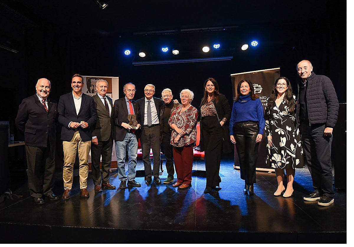 Entrega del reconocimiento a Luis Alberto de Cuenca.