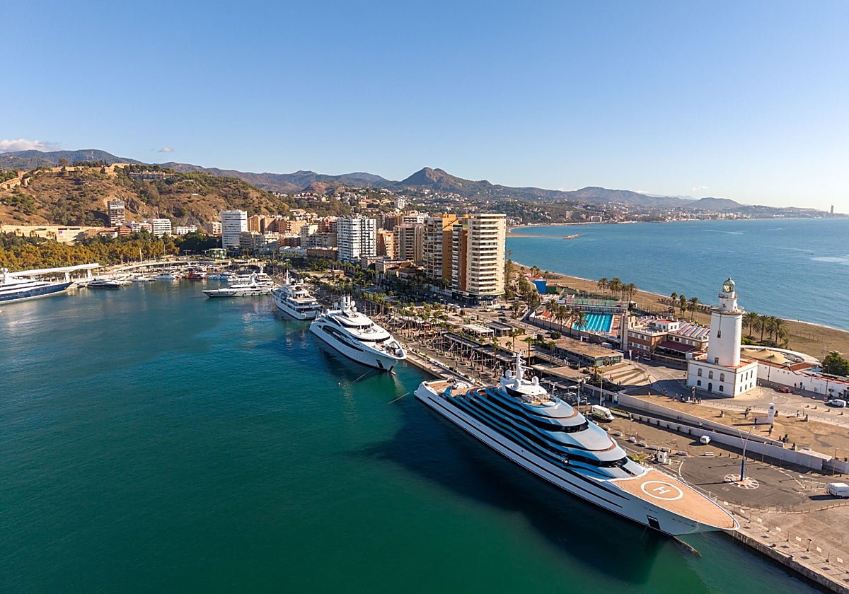 Vista aérea de la marina de Málaga, con algunos de los megayates más lujosos del mundo.