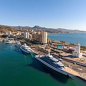 Vista aérea de la marina de Málaga, con algunos de los megayates más lujosos del mundo.