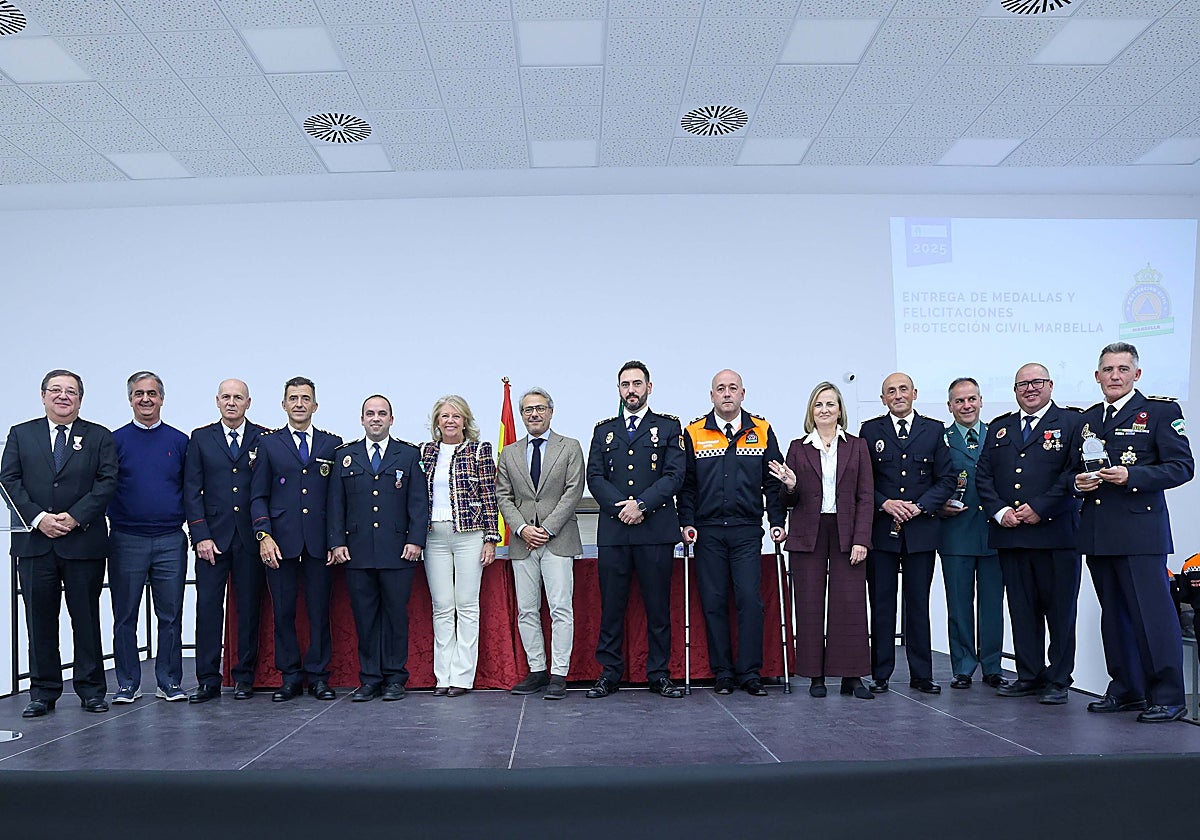 La alcaldesa de Marbella, Ángeles Muñoz, y el edil de Seguridad, José Eduardo Díaz, con los homenajeados.