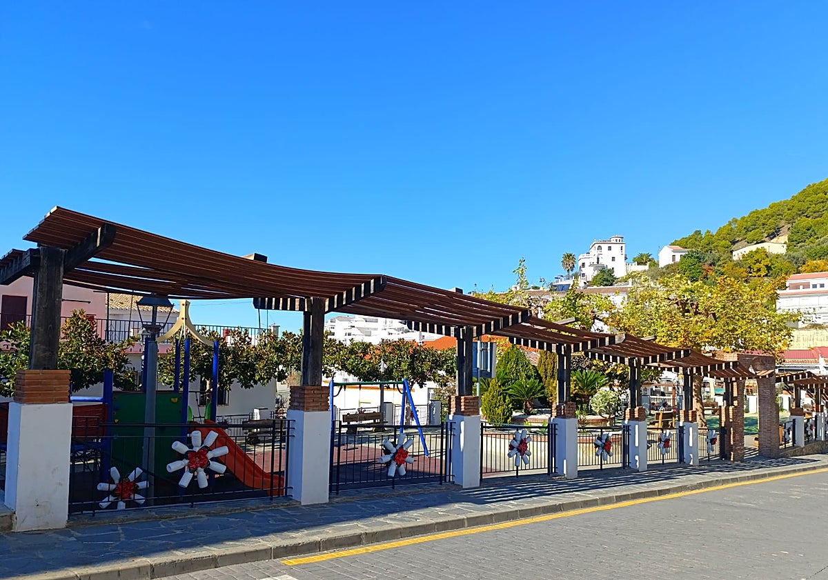 Imagen principal - Tres imágenes de la decoración navideña hecha con materiales reciclados instalada en Canillas de Aceituno.