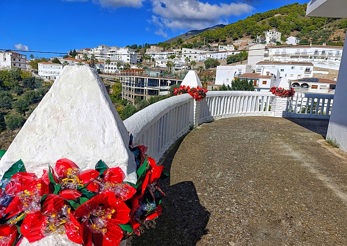 Imagen secundaria 1 - Tres imágenes de la decoración navideña hecha con materiales reciclados instalada en Canillas de Aceituno.
