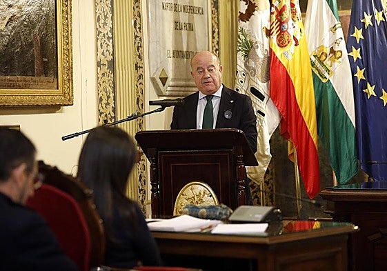 El alcalde Manuel Barón en el mismo salón de plenos donde hace 47 años, en 1978, se firmó el conocido como 'Pacto de Antequera' que dio lugar a la autonomía andaluza.