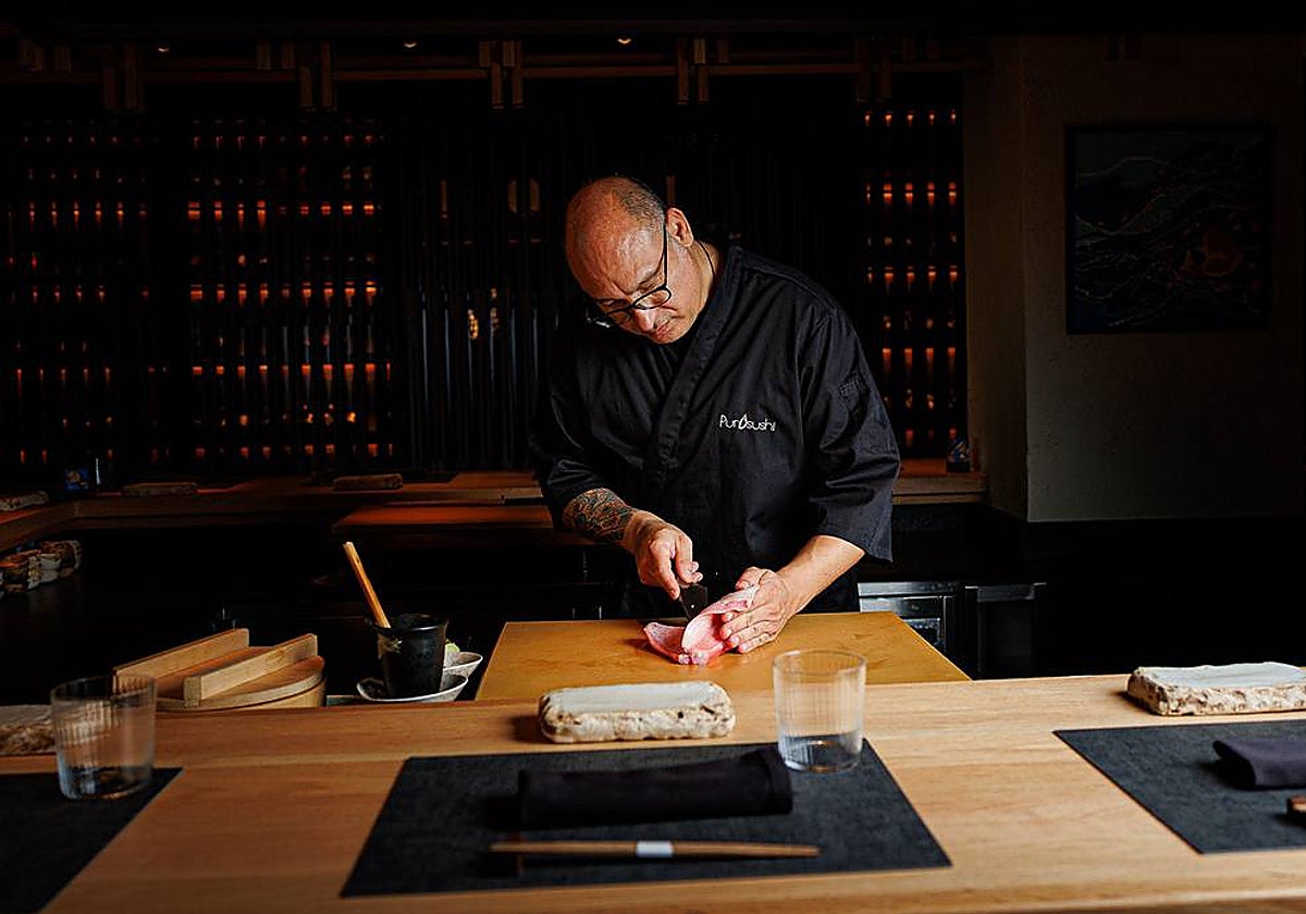 András Médici, en la barra de Purosushi.