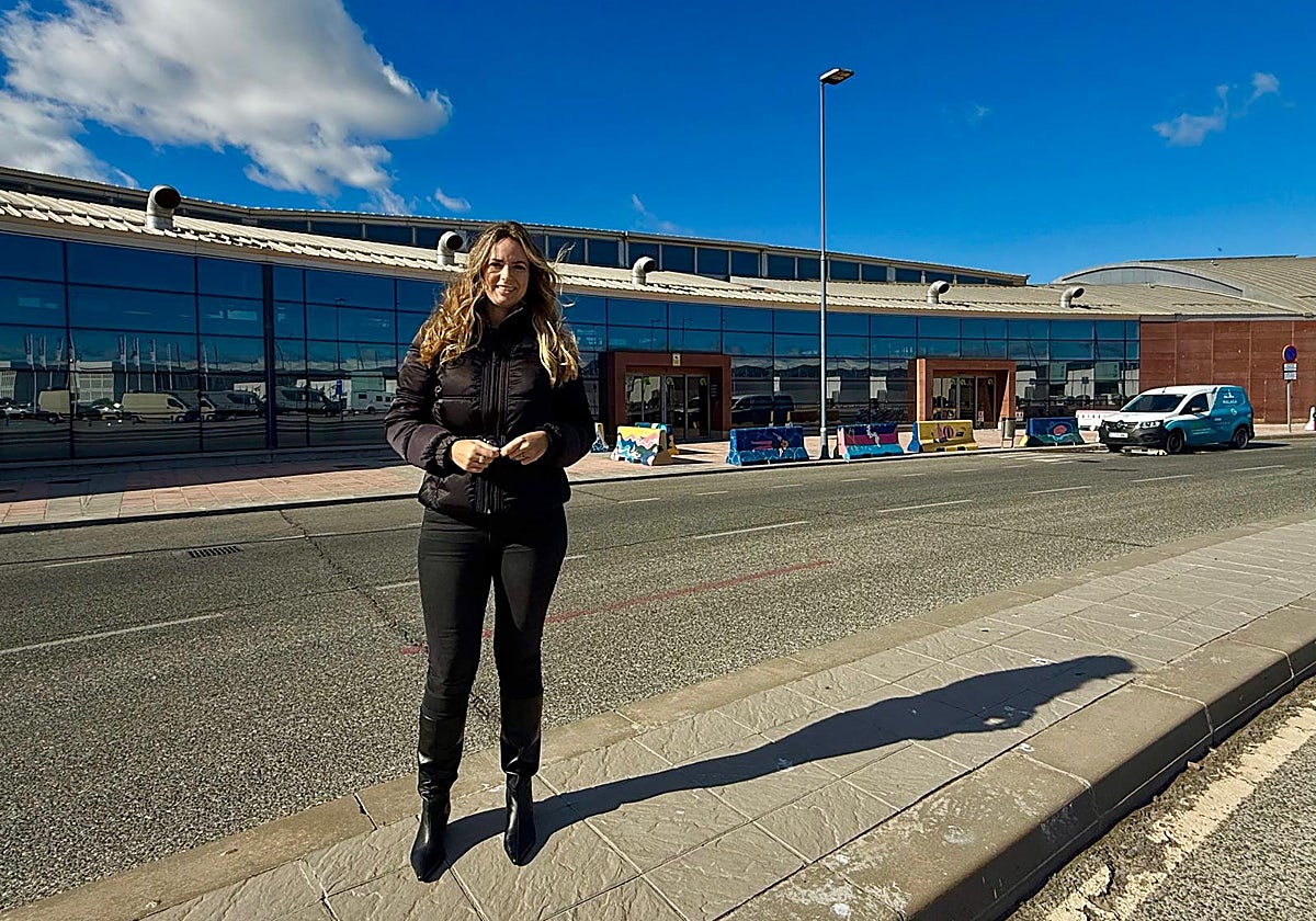La viceportavoz de Vox, Yolanda Gómez, delante de la estación de cruceros del Puerto de Málaga.