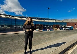 La viceportavoz de Vox, Yolanda Gómez, delante de la estación de cruceros del Puerto de Málaga.