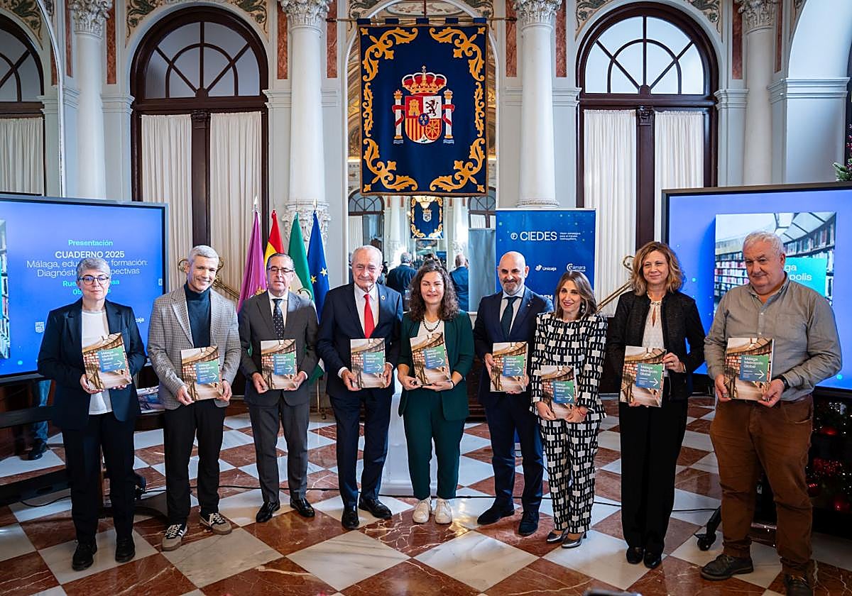 Foto de familia de las personas que presentaron el documento 'Málaga, educación y formación: diagnóstico y perspectivas', de Fundación Ciedes.