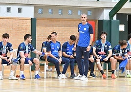 Chispi dirige un partido del Trops esta temporada.