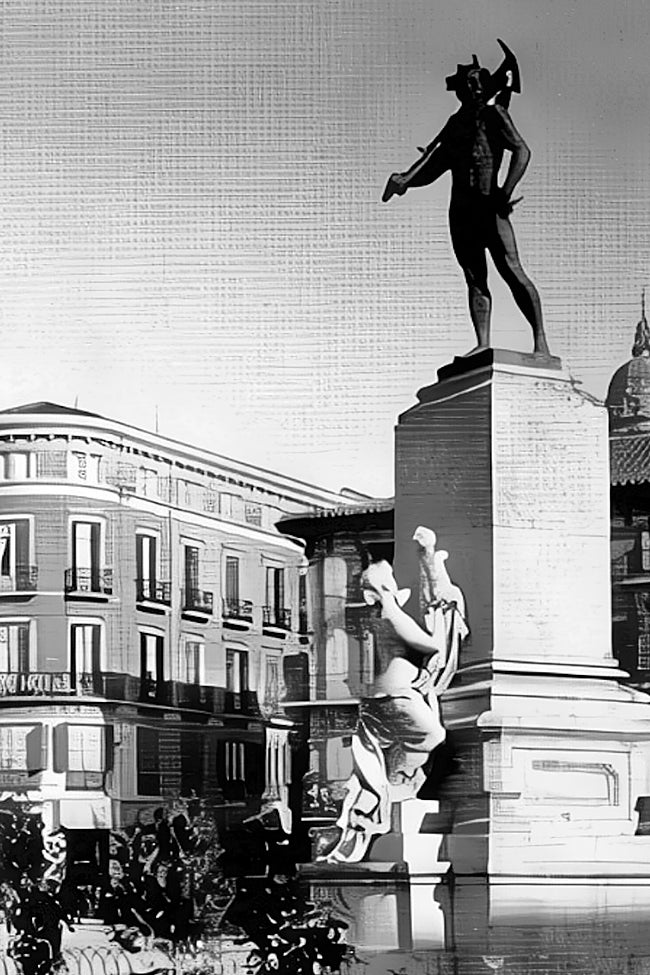 La 'alegoría del trabajo' en el pedestal que ocupaba el marqués de Larios en 1931,