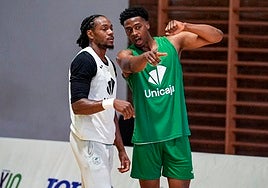 Perry y Audige conversan en el último entrenamiento antes de viajar a Lérida.