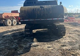 Una de las máquinas de Alejasa quemadas, con precinto policial.