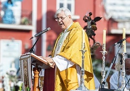 Miguel Norbert Ubarri oficia la misa en la solemnidad de San Miguel.
