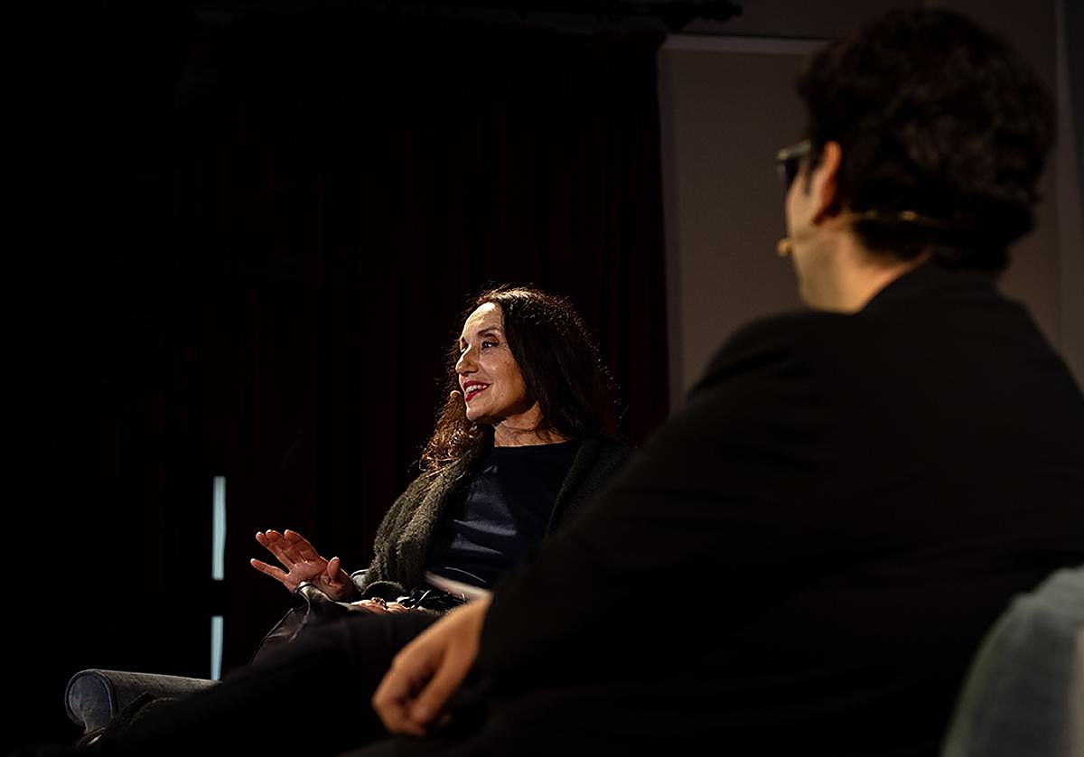 Luz Casal, durante su charla en Torremolinos con el periodista Alberto Gómez.