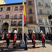 El alcalde de Málaga, durante el izado de la bandera en la plaza de la Constitución.