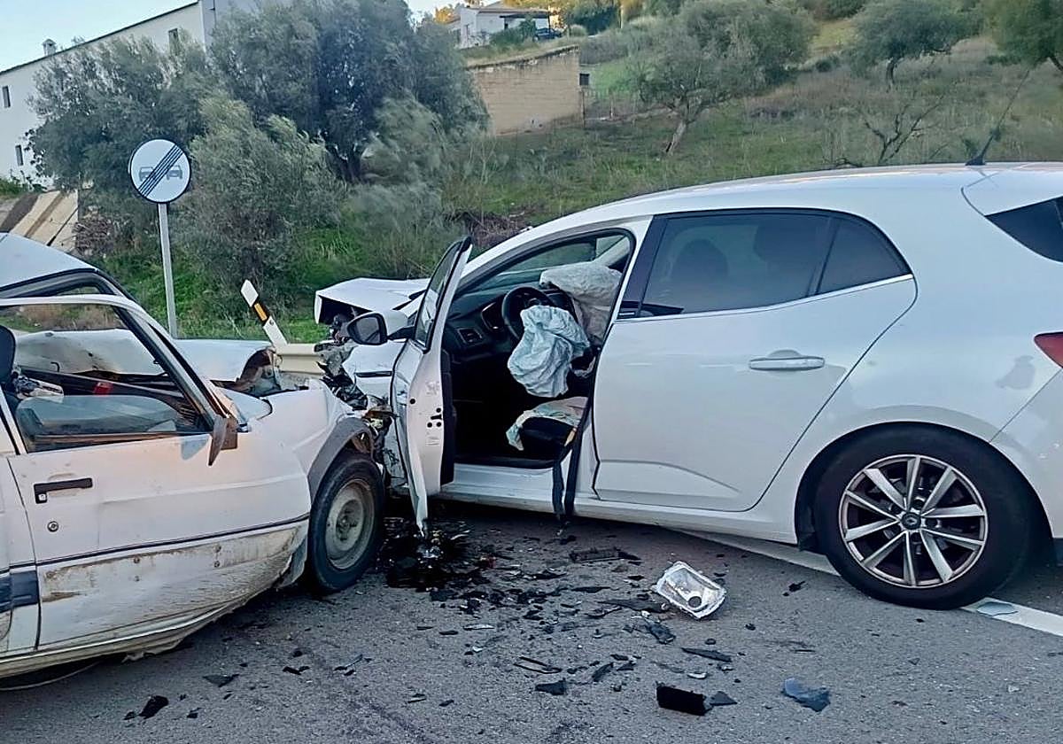 Una colisión frontal entre dos coches deja una persona fallecida y otra herida en Alcaucín