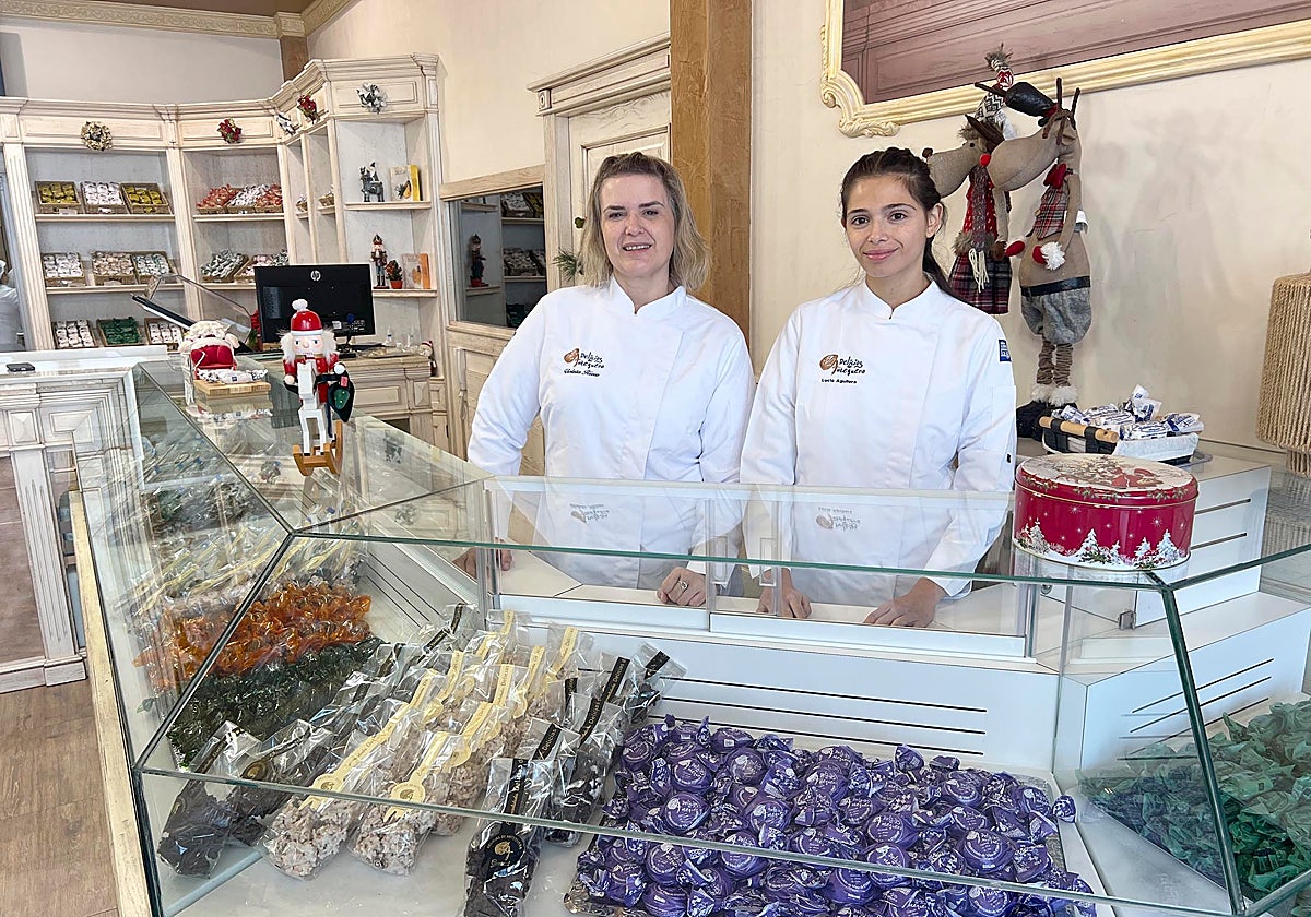 Violeta Rivas y Lucía Aguilera en el despacho de «Delicias de Antequera» en el Polígono Industrial de Antequera