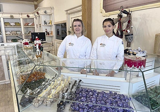 Violeta Rivas y Lucía Aguilera en el despacho de «Delicias de Antequera» en el Polígono Industrial de Antequera