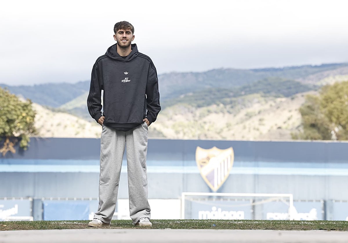 Adrián Niño, delante del Anexo de La Rosaleda, donde suele entrenarse la plantilla.