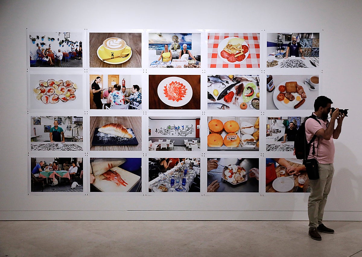 Imagen secundaria 1 - Entre el &#039;pescaíto&#039;, el turismo y las verbenas: así es la Málaga que conquistó a Martin Parr