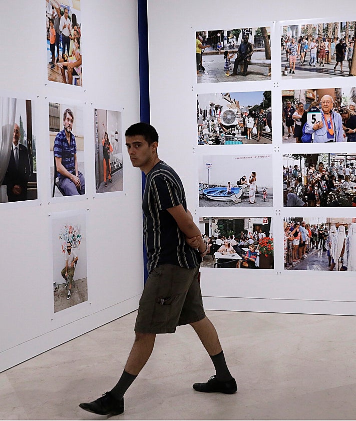 Imagen secundaria 2 - Entre el &#039;pescaíto&#039;, el turismo y las verbenas: así es la Málaga que conquistó a Martin Parr