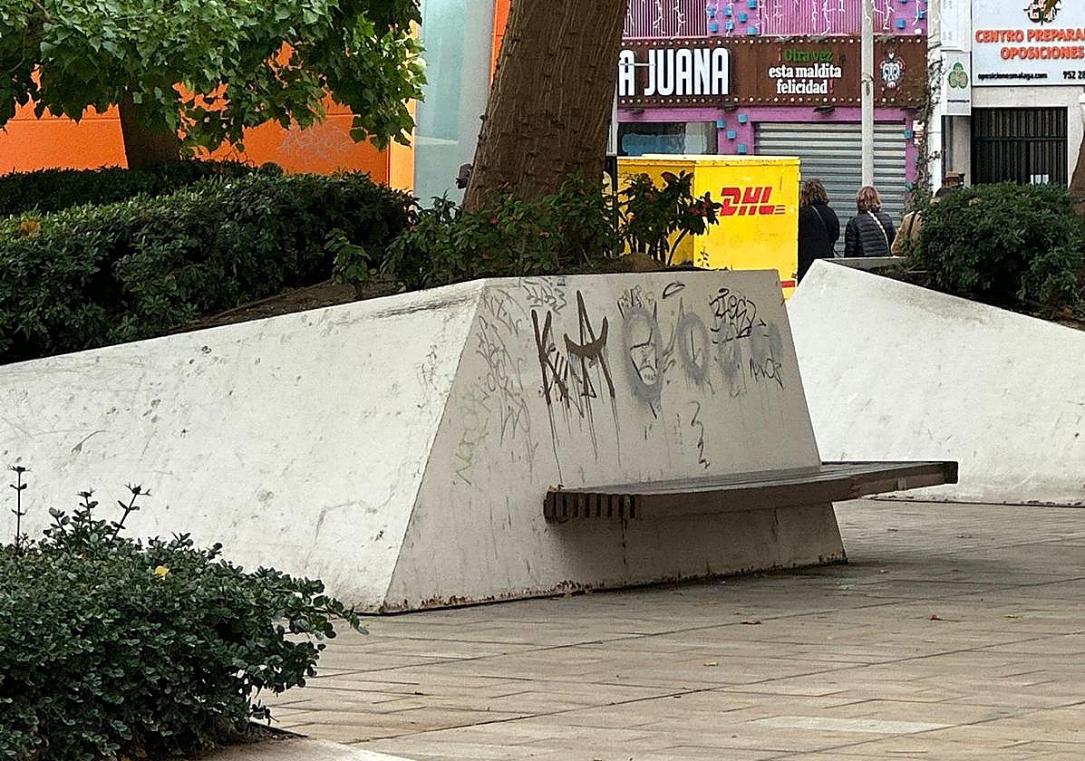 Vista de bancos llenos de pintadas en la Plaza de Camas el pasado viernes.