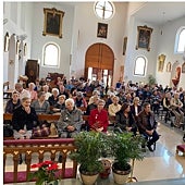 Imagen - A pesar del batiburrillo de idiomas, el oficio dura 50 minutos, al cura no se le olvida un consejo que le dieron para subir al púlpito: «Las misas buenas son como las minifaldas: cortas y que enseñen mucho»