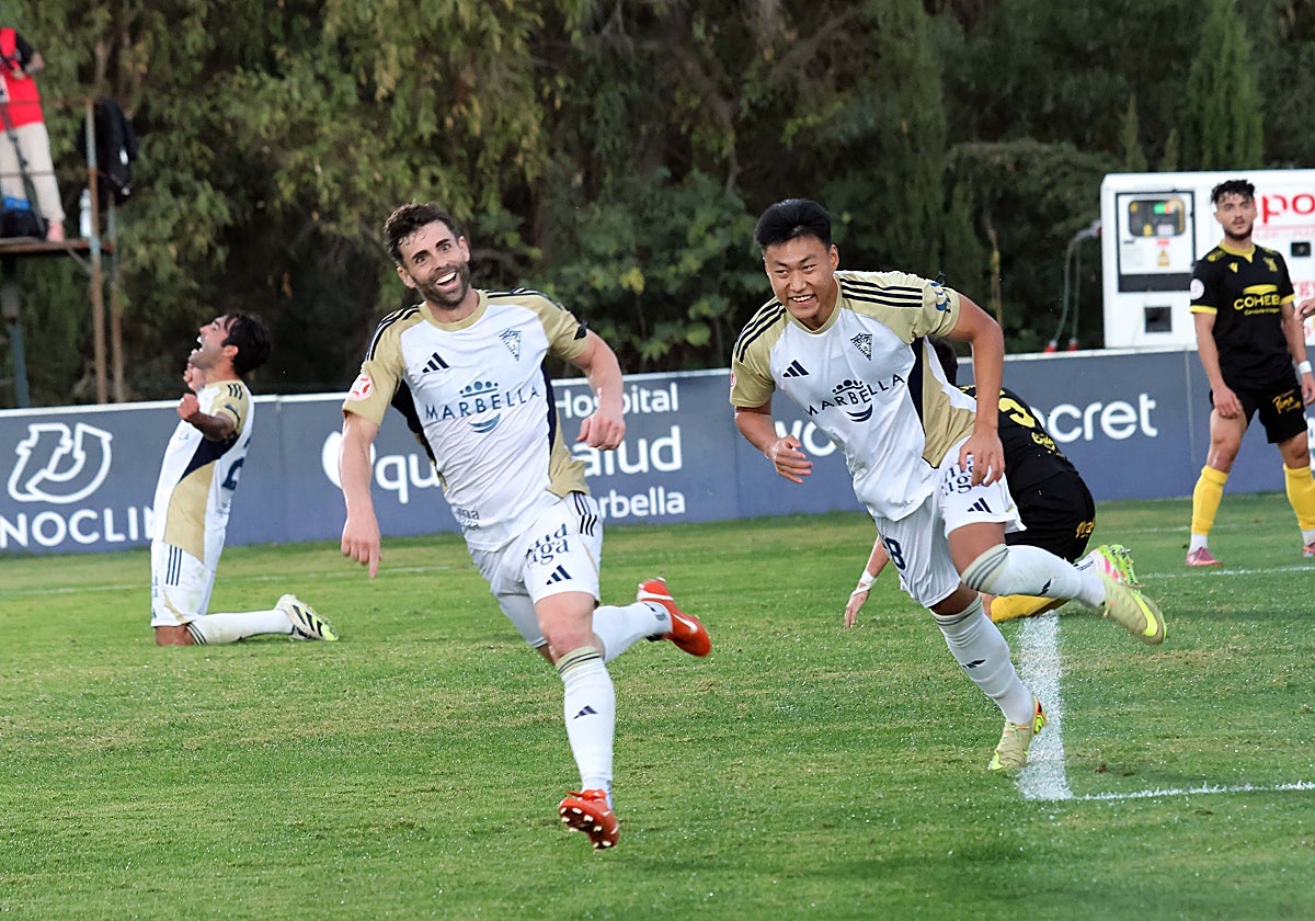 Rodrí Ríos celebra su gol seguido de cerca por Du, y con Escassi arrodillado y en éxtasis al fondo.