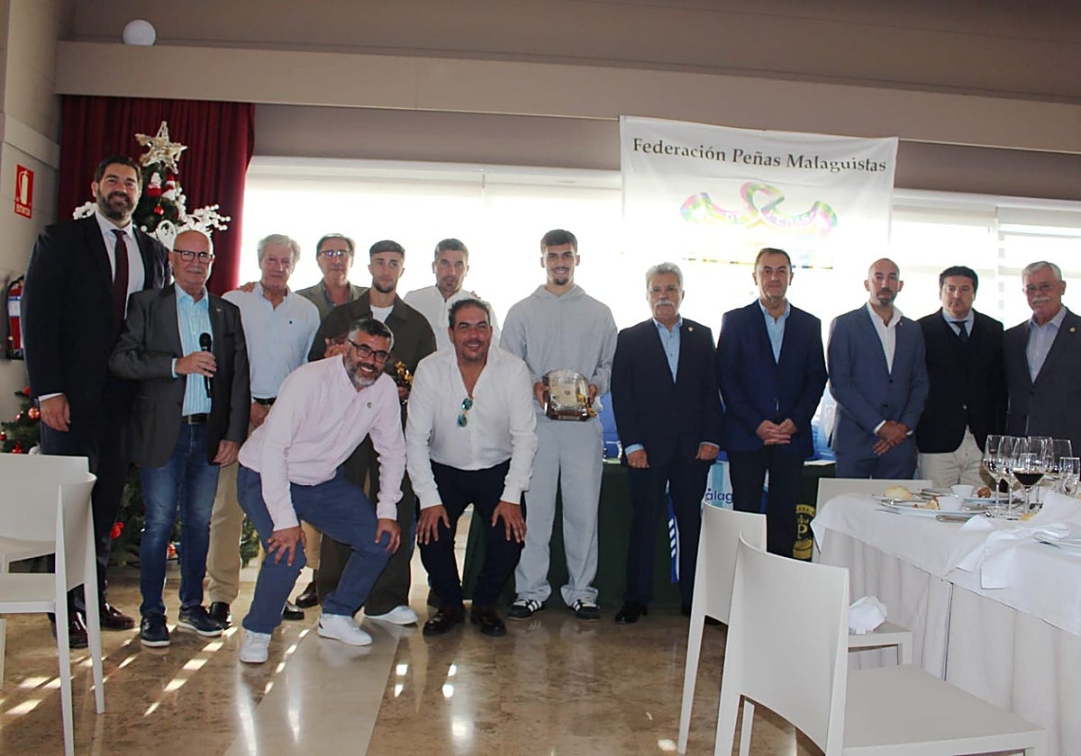 Dirigentes y los premiados, en la comida de Navidad de este sábado.