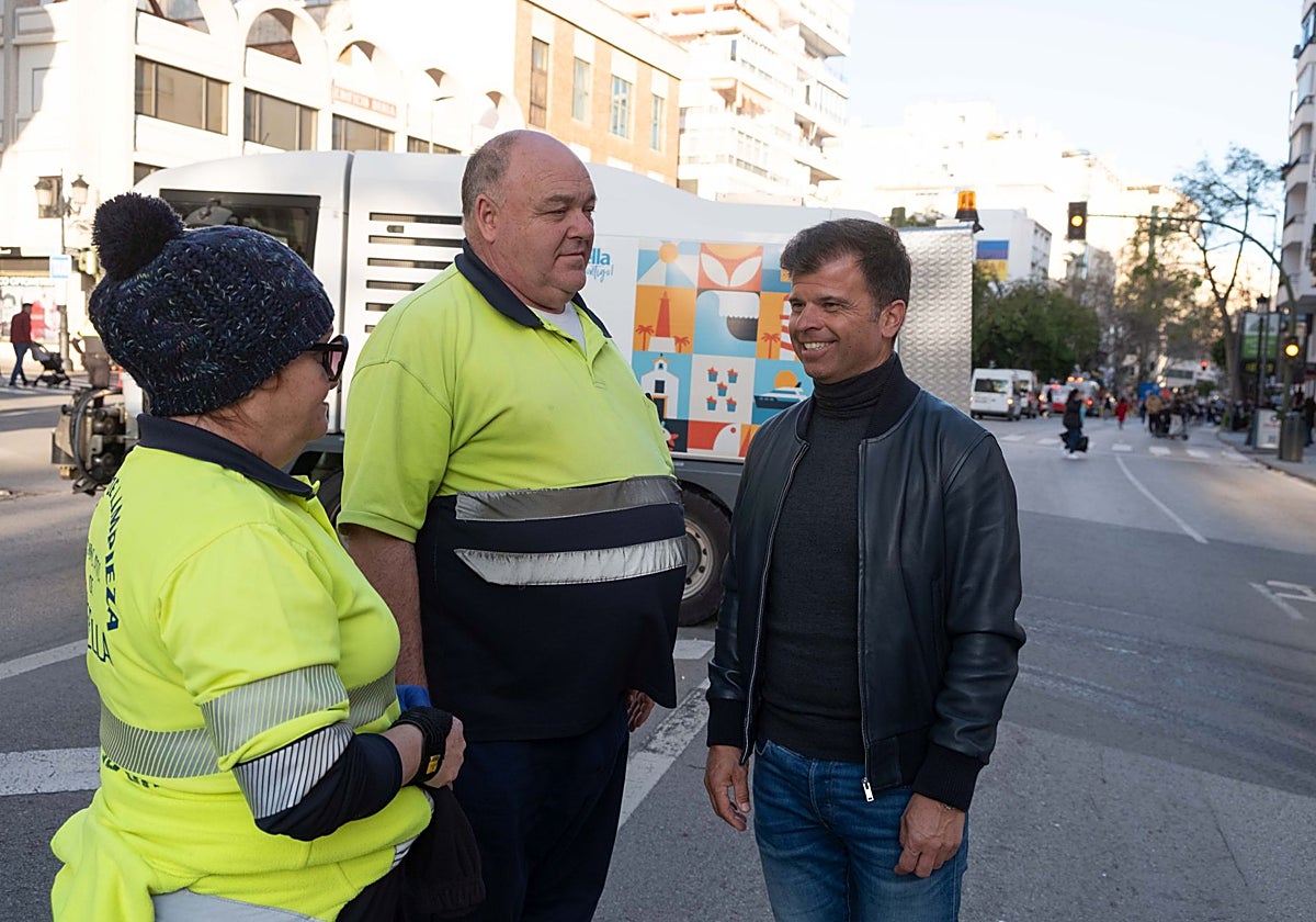 El concejal de Limpieza Pública, Diego López, conversa con dos operarios.