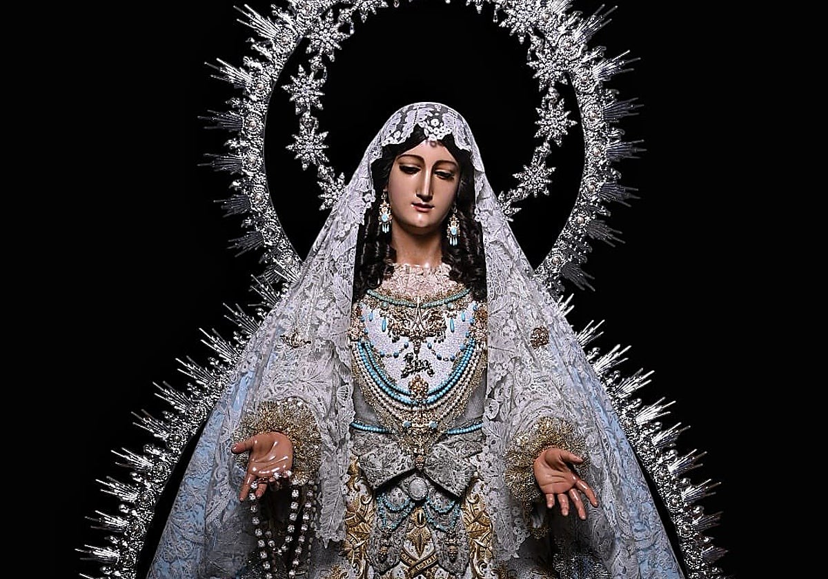 La Virgen del Rocío de San Lázaro, vestida para la solemnidad de la Purísima.