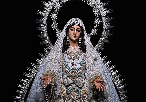 La Virgen del Rocío de San Lázaro, vestida para la solemnidad de la Purísima.
