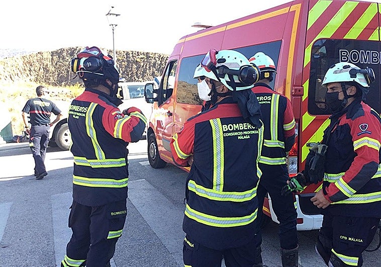 Arde un turismo junto a una gasolinera en Arroyo de la Miel
