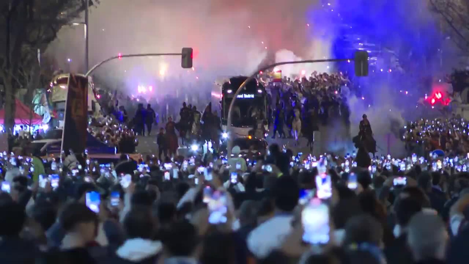 El autobús del Real Madrid llega al Santiago Bernabéu