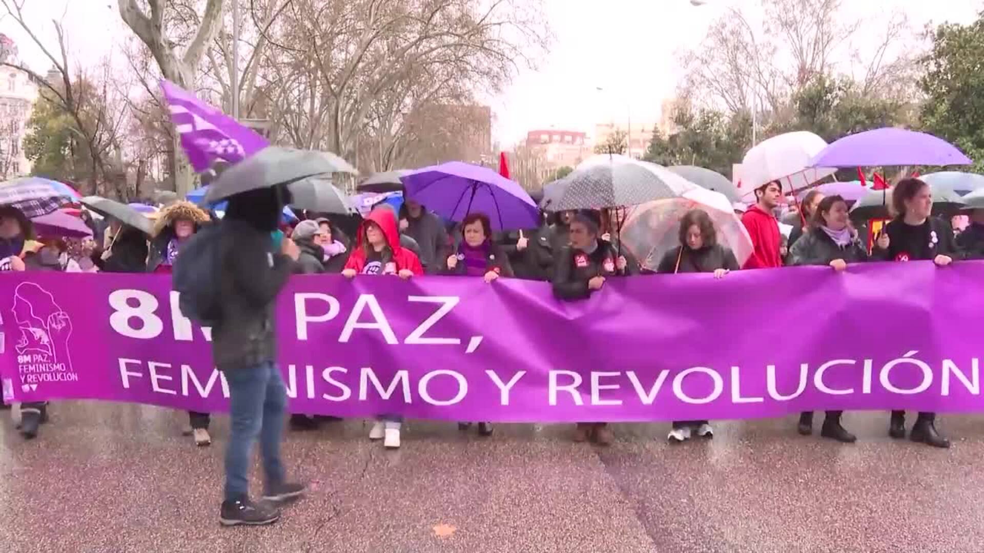 Unas 25.000 personas desafían la lluvia en la marcha feminista de la Comisión 8M en Madrid