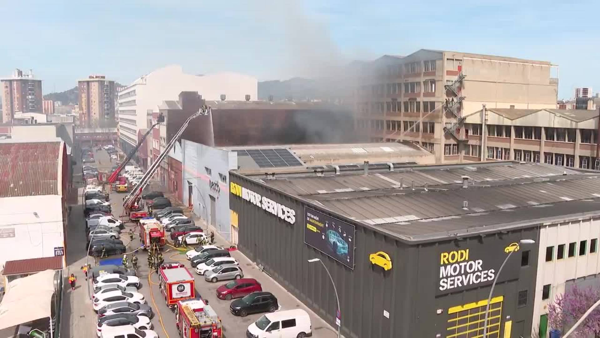 Bombers de Barcelona envía 16 dotaciones para extinguir el incendio de una nave del Bon Pastor