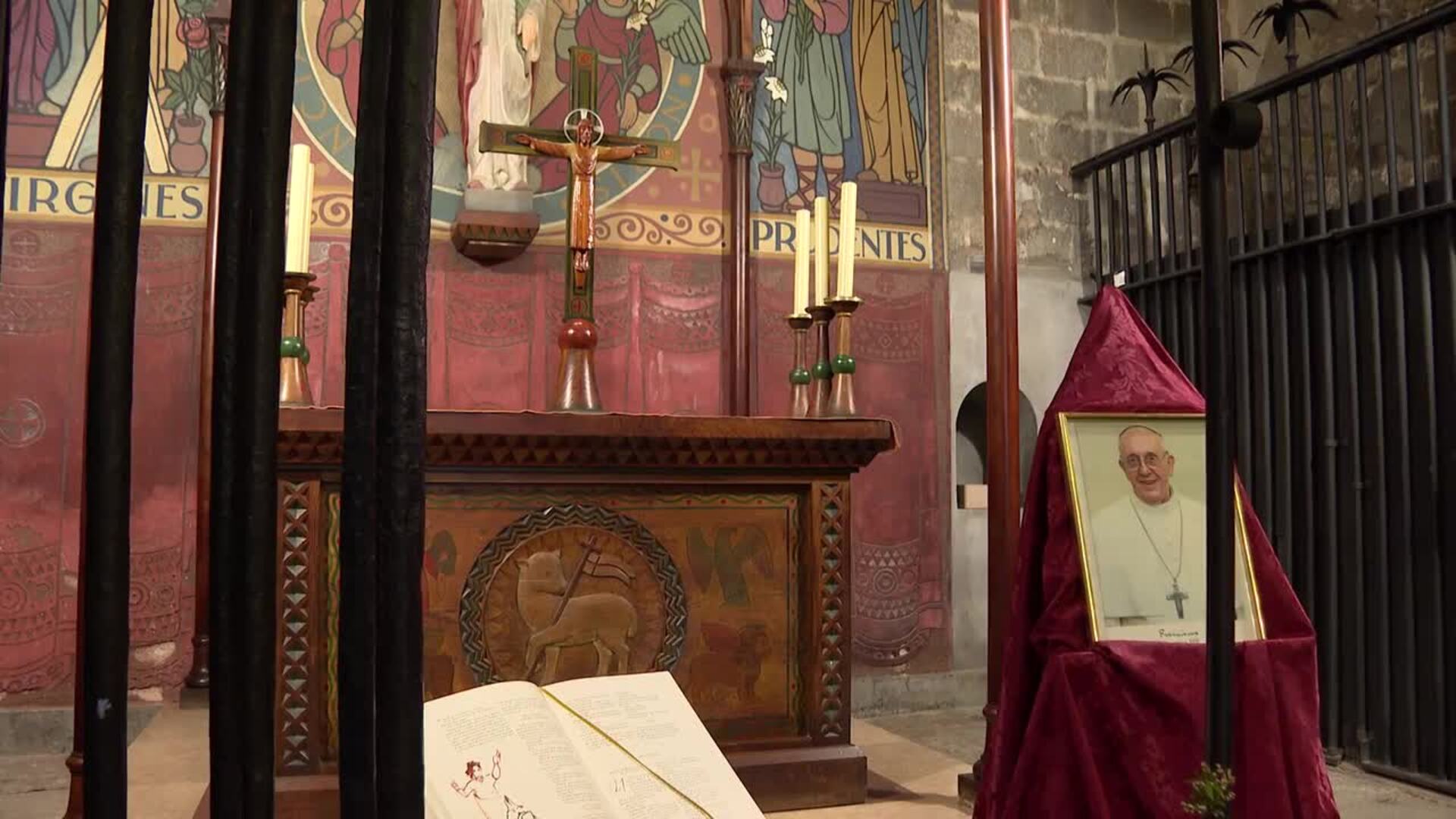 Barceloneses y turistas recuerdan al Papa Francisco en la capilla de Santa Llucia