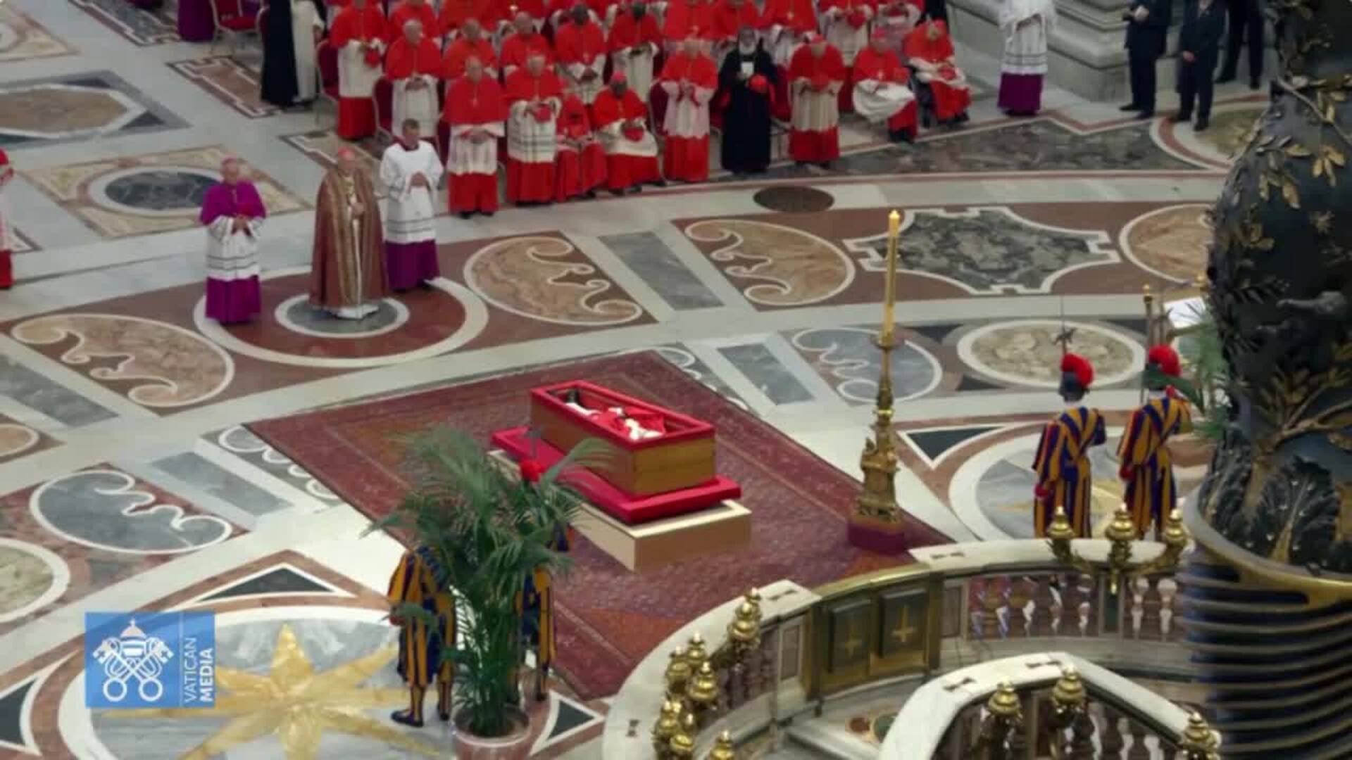 Largas colas en la Basílica de San Pedro para despedirse del Papa Francisco