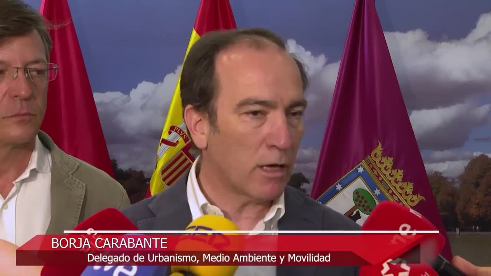 Madrileños y turistas tratan de sobrevivir al mal olor de la ciudad por la huelga de basuras