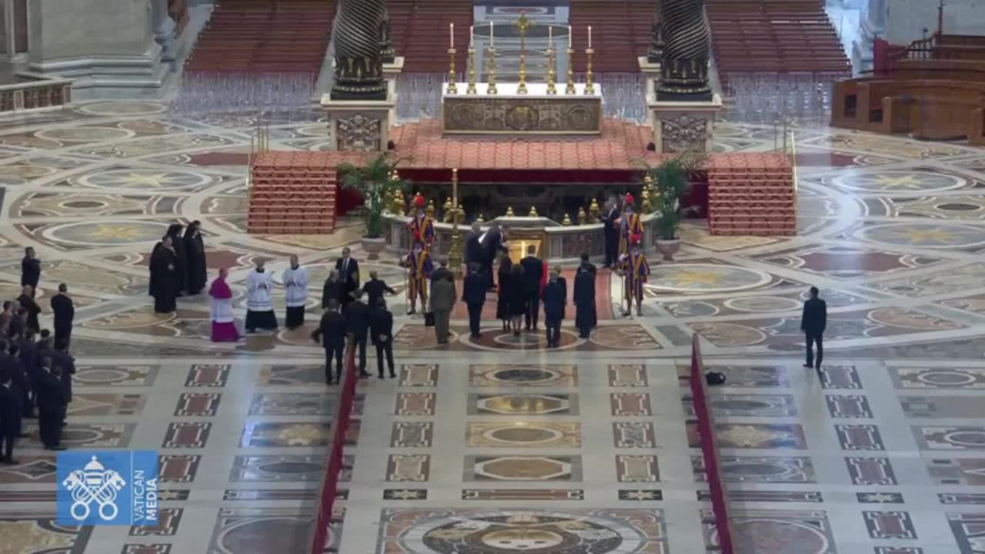 Los Reyes Felipe y Letizia dan un último adiós al Papa Francisco