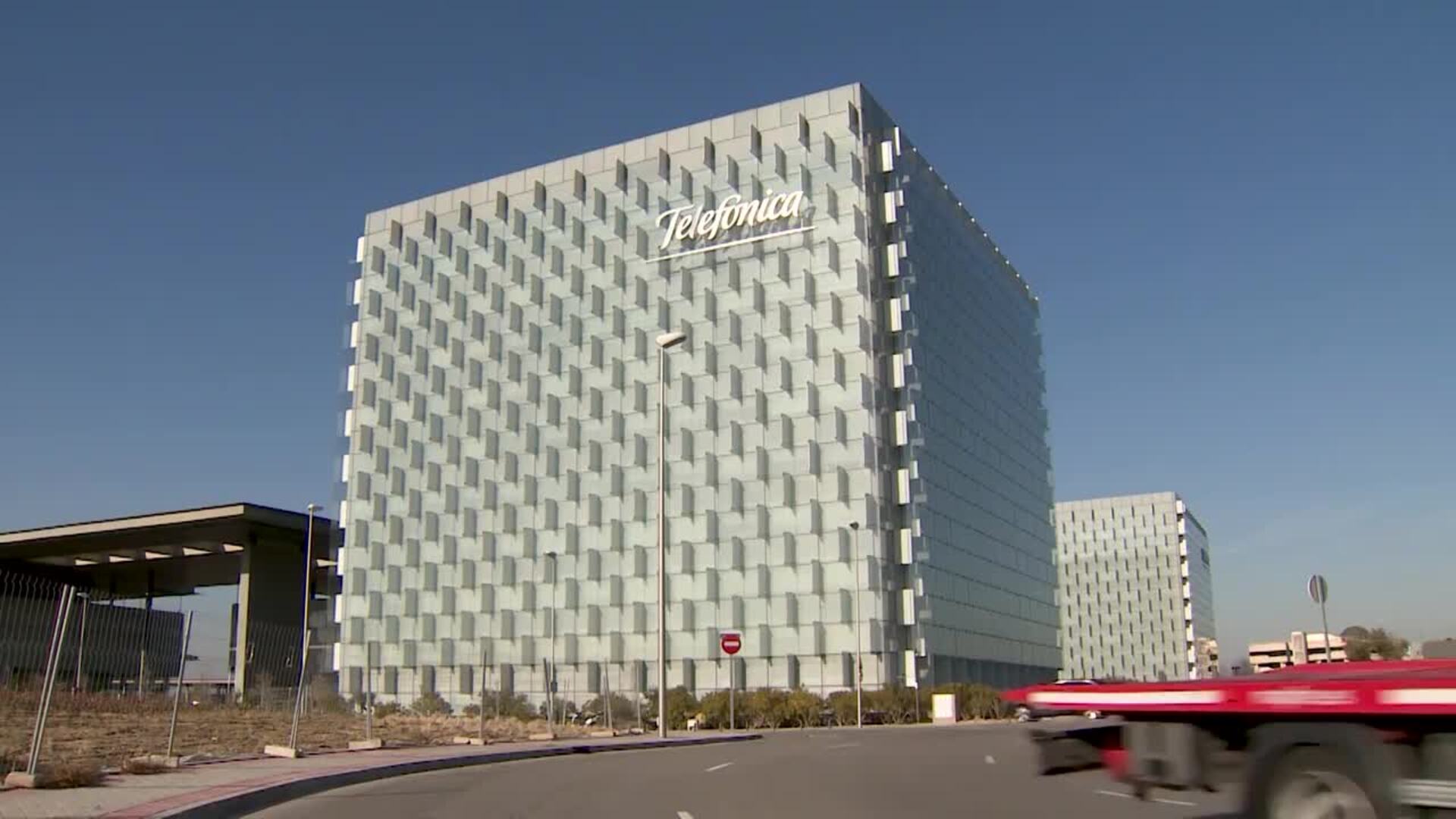 Telefónica pierde 1.731 millones hasta marzo por su venta en Argentina y Perú