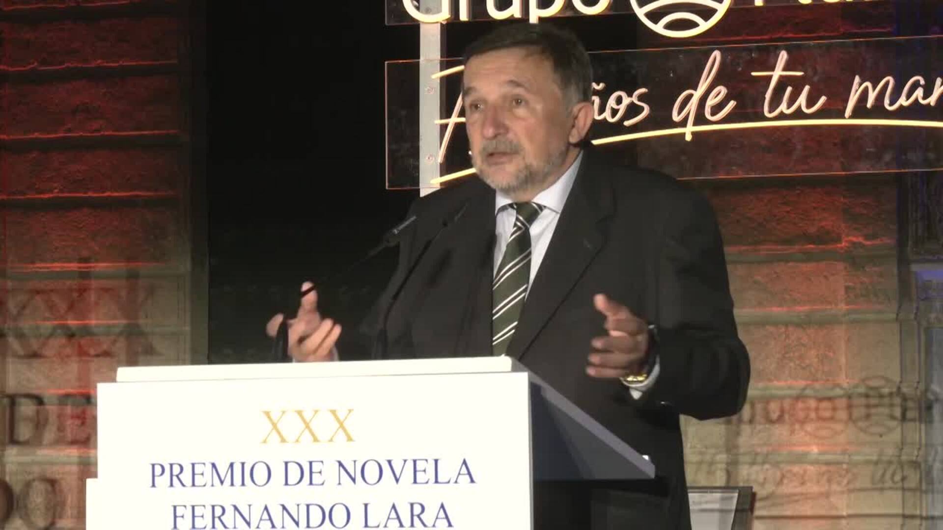 Sergio Vila-Sanjuán gana el Premio Fernando Lara por su novela 'Misterio en el barrio Gótico'