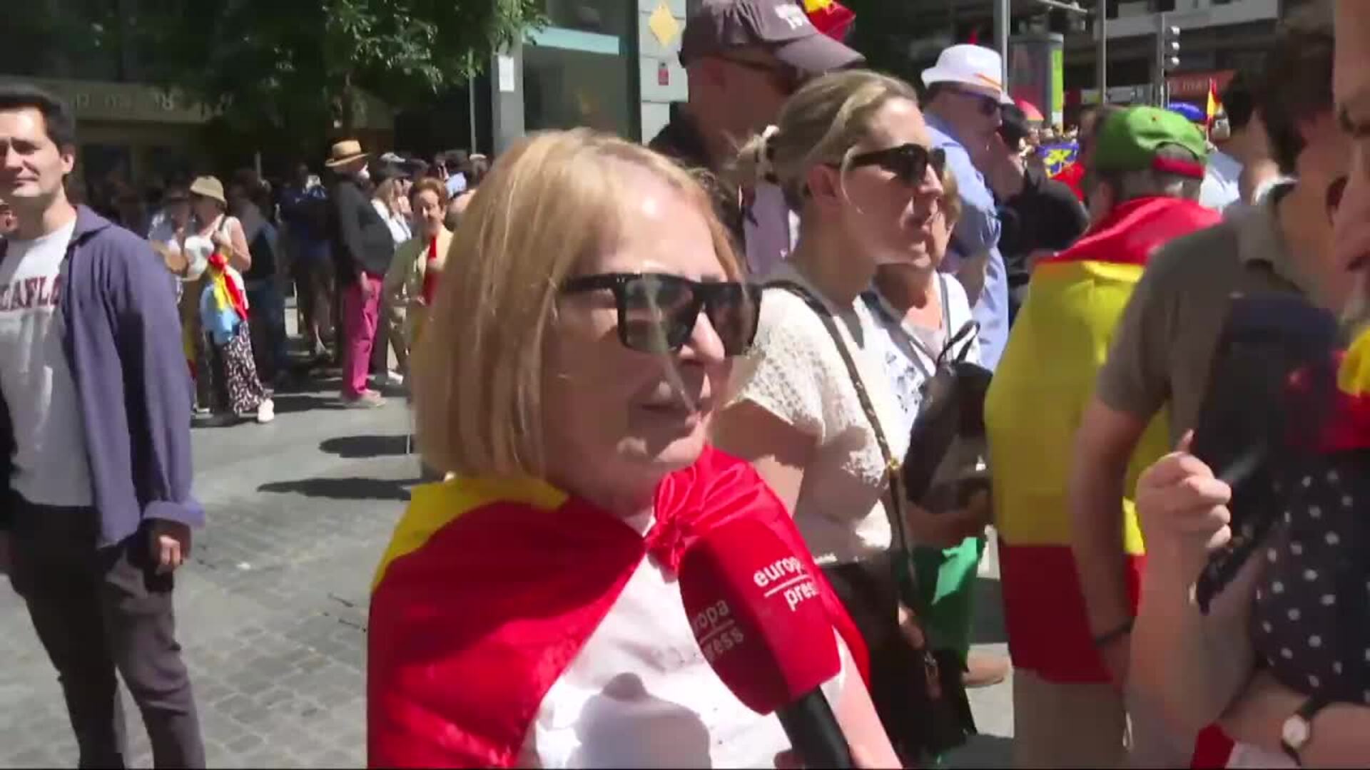 Miles de personas se manifiestan en Madrid contra Sánchez bajo el lema 'Mafia o democracia'