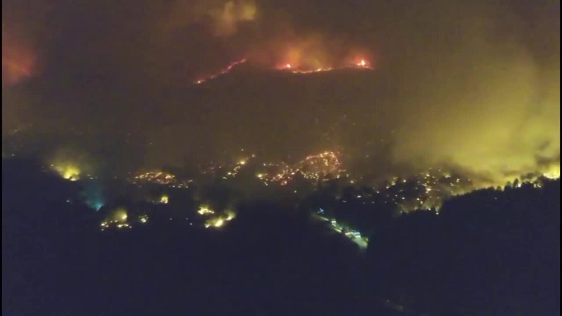 Confinada localidad de El Arenal (Ávila) ante avance de incendio originado en Cuevas del Valle