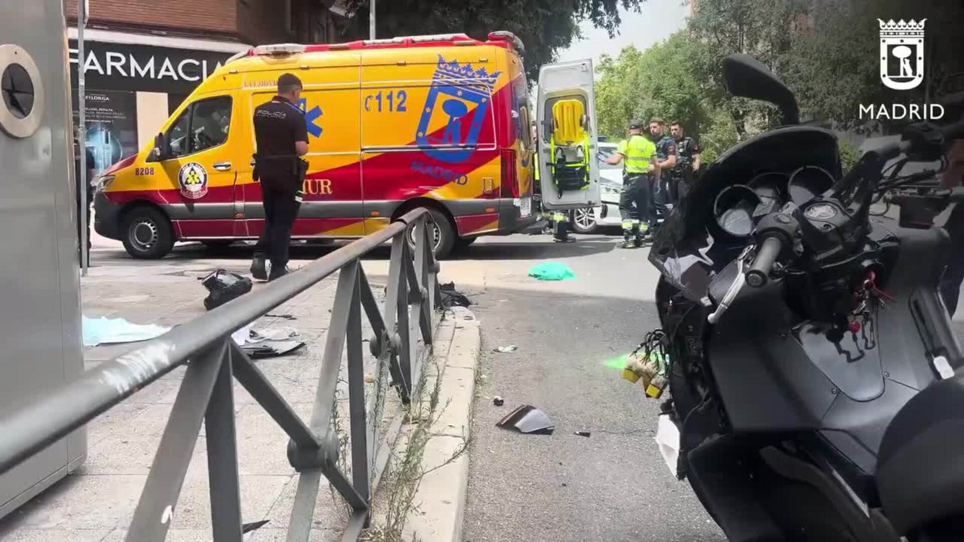 Un motorista es trasladado al hospital con pronóstico grave tras un accidente en Madrid