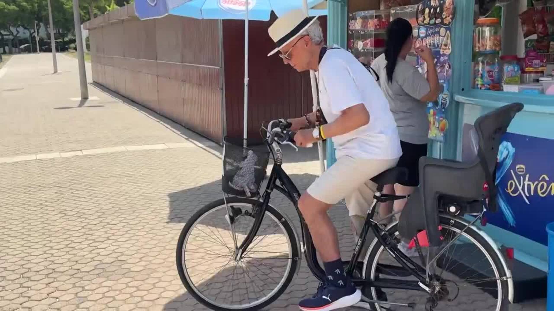 Ortega Cano, en su verano más polémico, disfruta de la compañía de su nieta