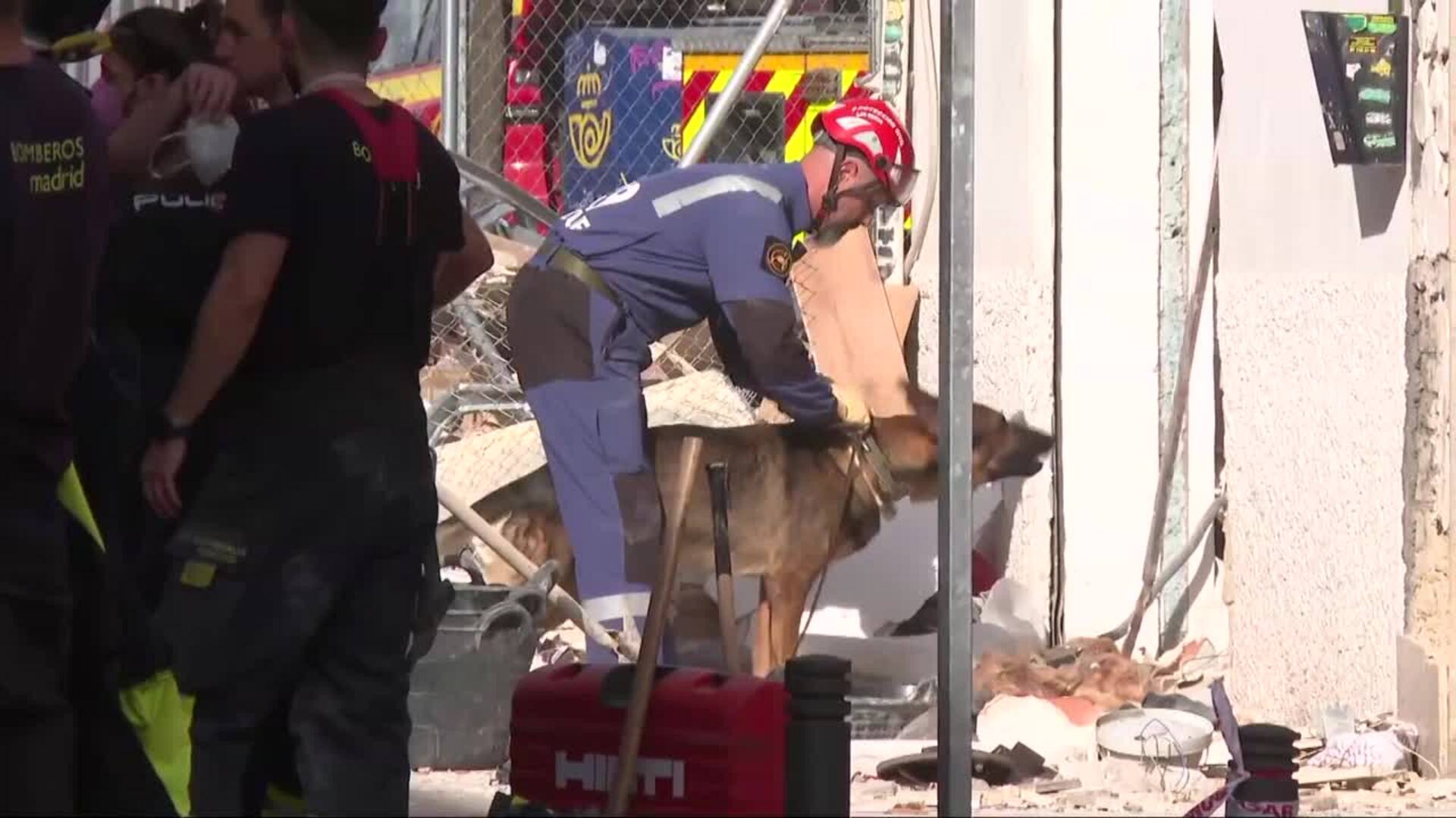 Hallan el cuerpo sin vida de un hombre bajo los escombros de la explosión en un bar en Vallecas