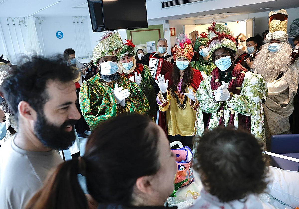 Los Reyes Magos llevan la ilusión por un día a los niños ingresados en el Hospital Materno en Málaga