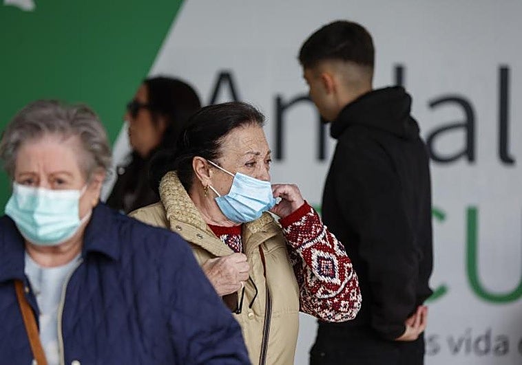 Andalucía prorroga la recomendación de mascarillas en centros sanitarios y residencias