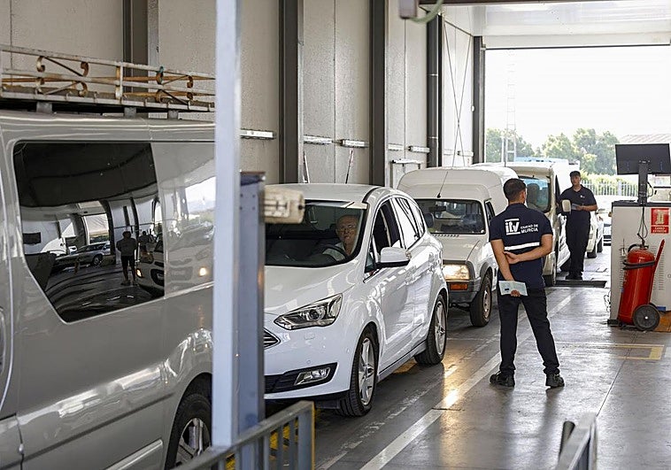 ¿Es obligatorio presentar la baliza-V16 al pasar la ITV?