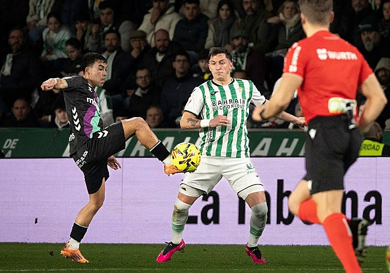 El Málaga, sin problemas pese a acabar en Córdoba con cuatro futbolistas del filial